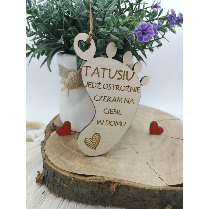 Drewniana zawieszka stópka "Tatusiu jedź ostrożnie..."