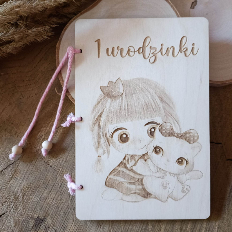 Drewniana kartka urodzinowa - dziewczynka
