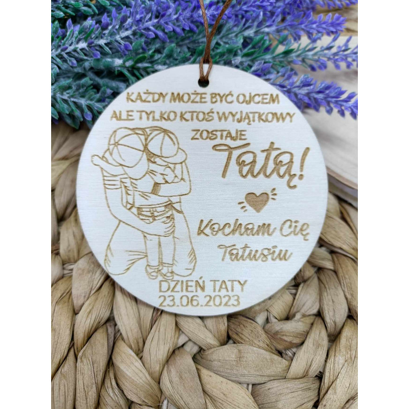 Drewniana zawieszka "Każdy może być ojcem..." od syna
