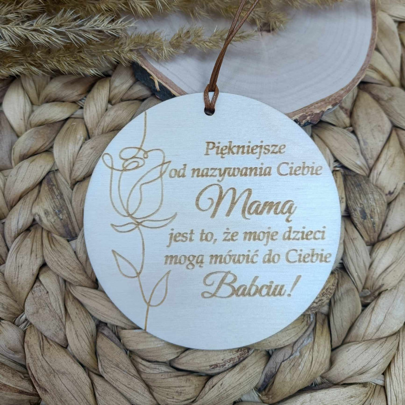 Drewniana zawieszka "Piękniejsze od nazywania Ciebie Mamą..."