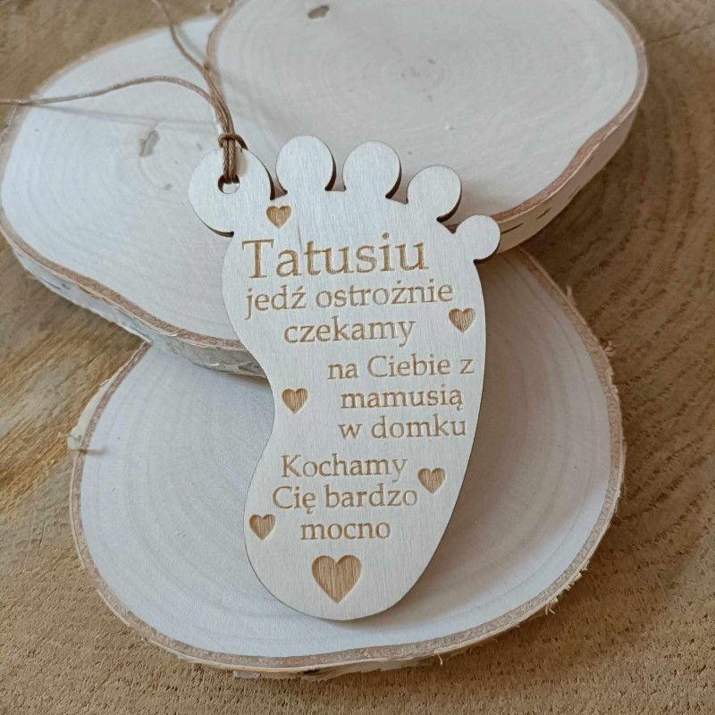 Drewniana zawieszka stópka "Tatusiu jedź ostrożnie..."